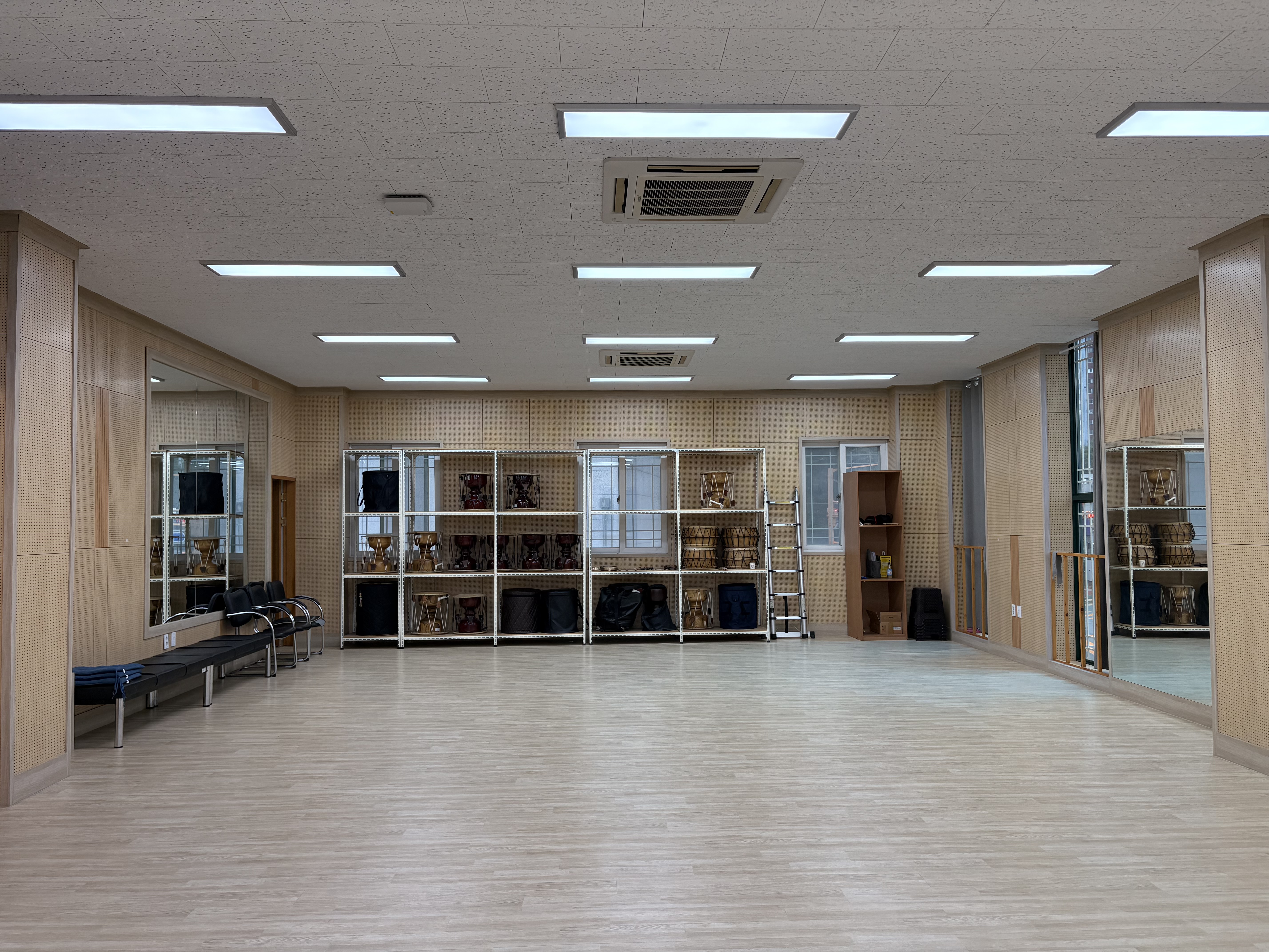 2층 연습실 (8인 이상 우선)